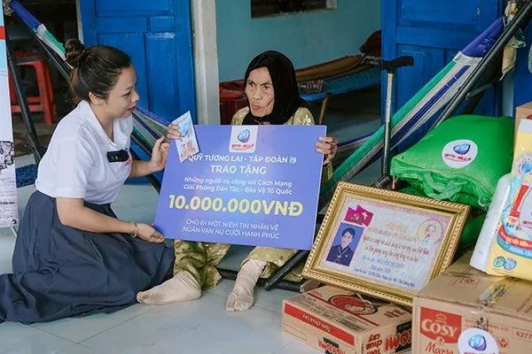 Hình ảnh một nhóm người đang tham gia buổi trị liệu nhóm, biểu tượng của sự hỗ trợ chuyên nghiệp cho vấn đề cờ bạc